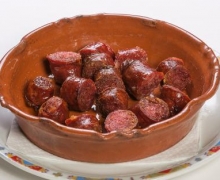 Flat sausage in crockery